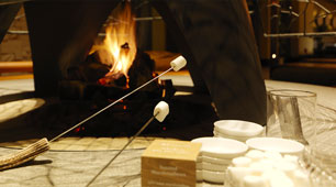 暖炉で焼きマシュマロ